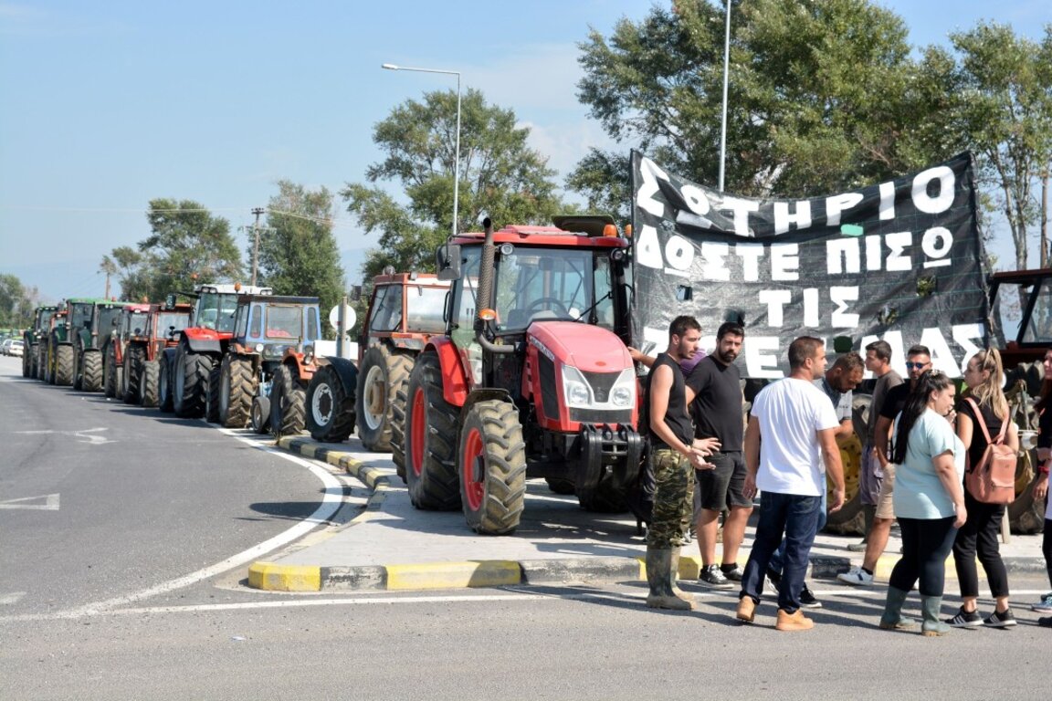 Протестиращите гръцки фермери се опитаха да затворят магистралата при Лариса