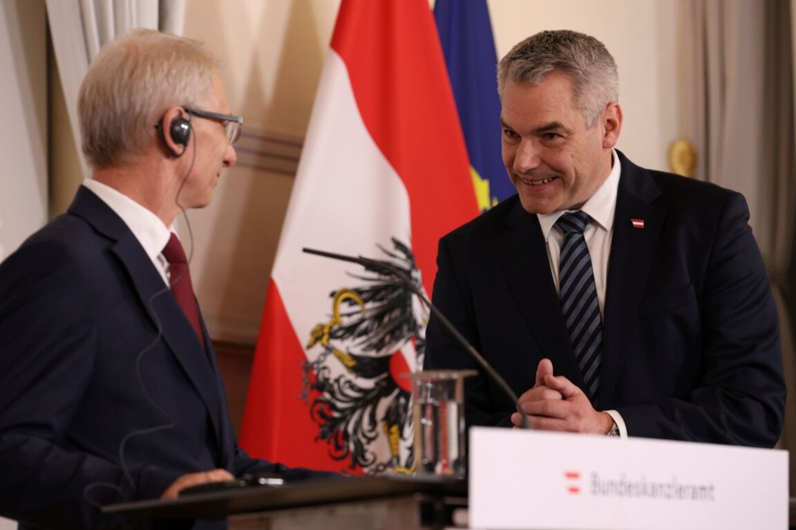 Министър-председателят на България Николай Денков и канцлерът на Австрия Карл Нехамер (вдясно) - Виена, 24 октомври 2023
