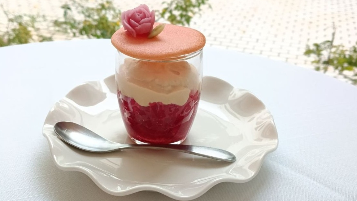 Един от представените десерти с розова вода