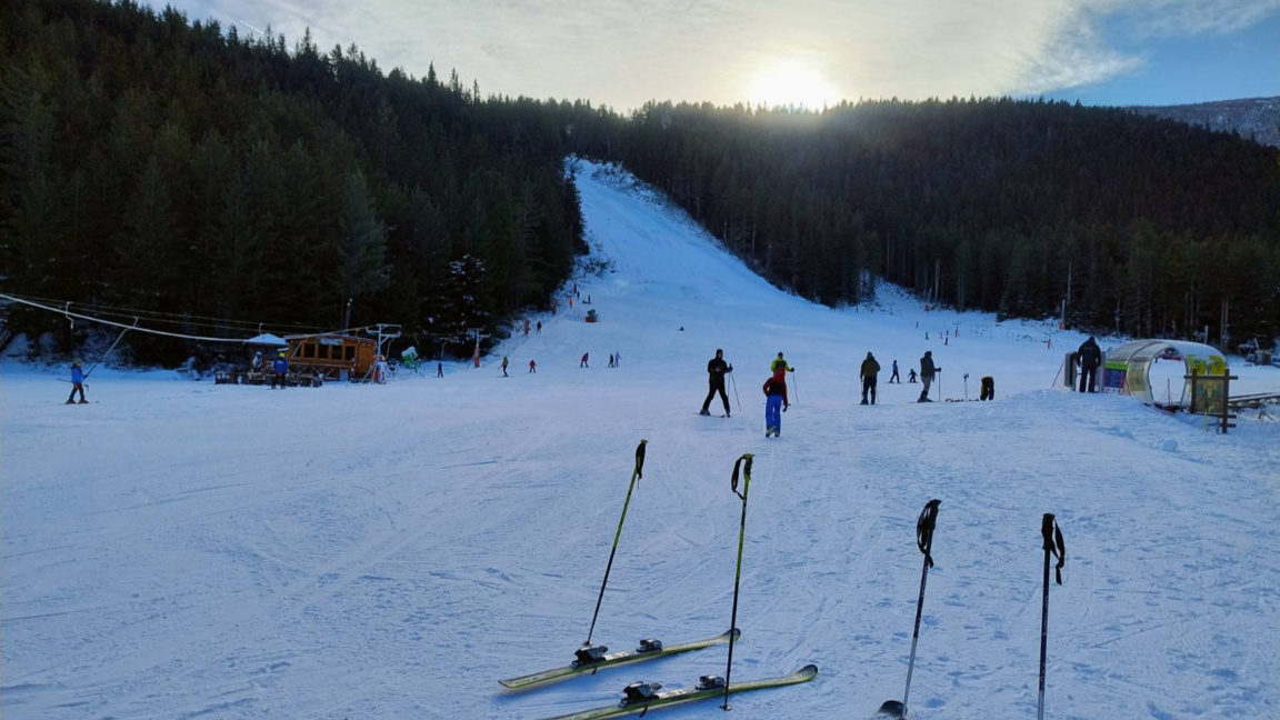 Остава студено с възможни слаби преваляв...