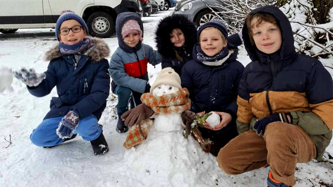 Първокласници от българското училище в Брюксел правиха снежен човек 