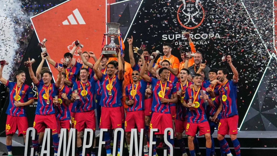 Футболистите на Барса с трофея.