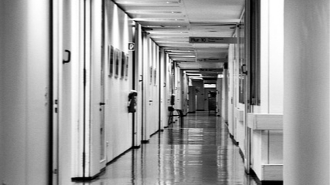 Между диагнозата и самотата: историите на един социален работник