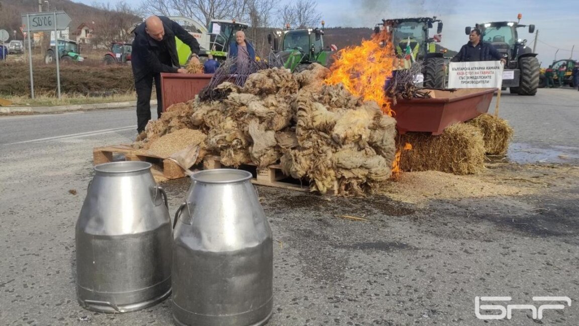 Фермери запалиха слама, овошки и пчелни кошери по време на пътна блокада край с. Шереметя, Великотърновско