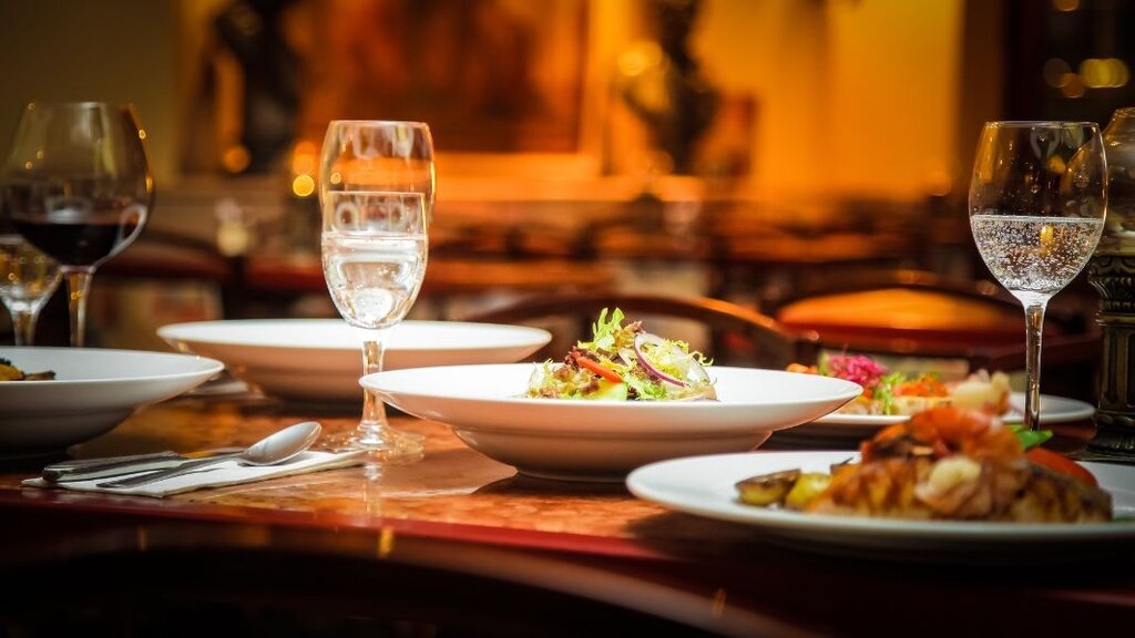 В пика на летния сезон – как ресторантьори и клиенти очакват смяната на валутата?