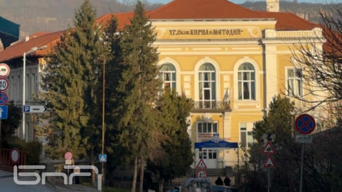 Бъдещият площад "Журналист" пред хуманитарната гимназия във Велико Търново