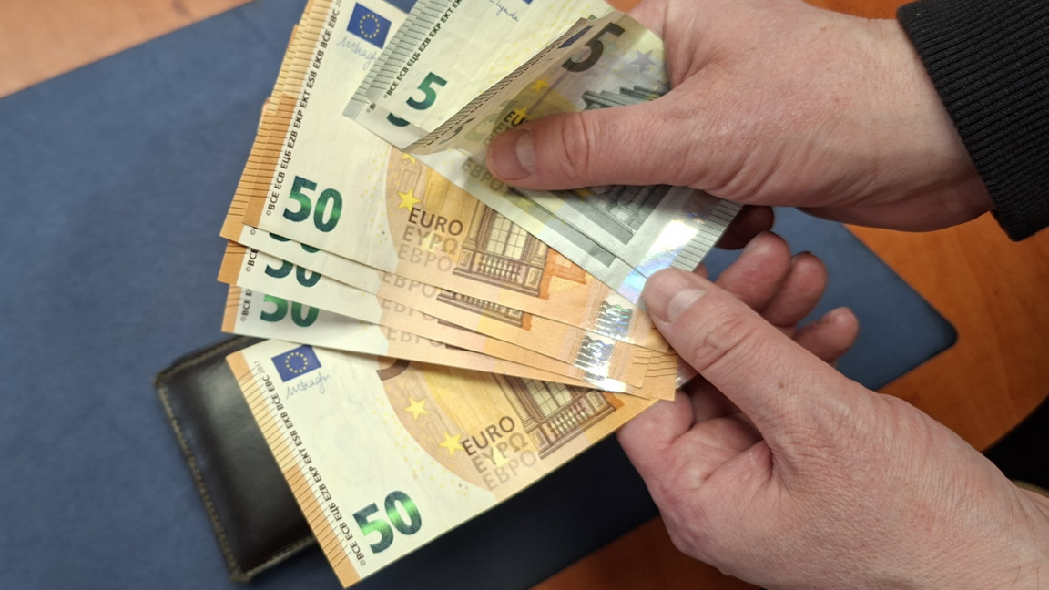 Разследват сигнал за фалшиво евро в Каза...