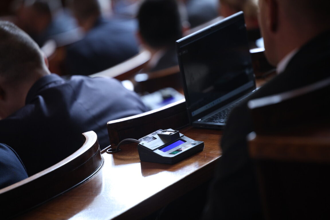 Спорове за дефиницията на "интимна връзка" в НС