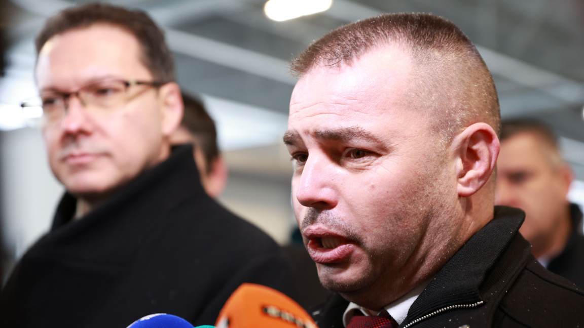 Директорът на Главна дирекция "Гранична полиция" (ГДГП) главен комисар Антон Златанов и вътрешният министър в оставка Даниел Митов (вляво) на ГКПП "Калотина" на българо-сръбската граница, където службите на МВР, които администрират и използват Системата за влизане/излизане (EES) на ЕС, предоставят информация за функционирането ѝ - 8 януари 2025 г..