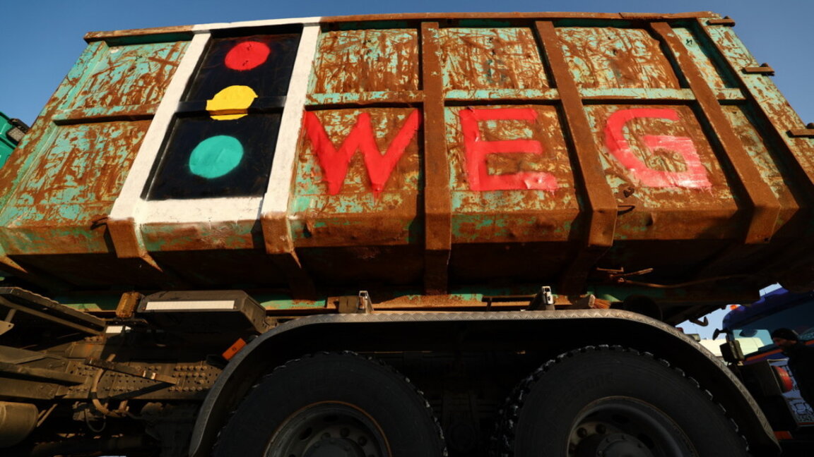 Вървете си, гласи надпис до символното лого на управляващата тройна коалиция - светофар