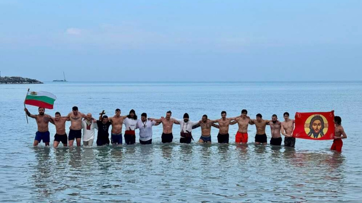 Българи се хвърлиха да спасят Светия кръст във водите на езерото Мичиган