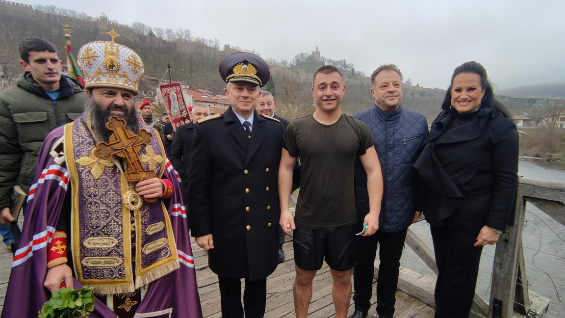 Във Велико Търново младши сержант от НВУ спаси Богоявленския кръст в р. Янтра 