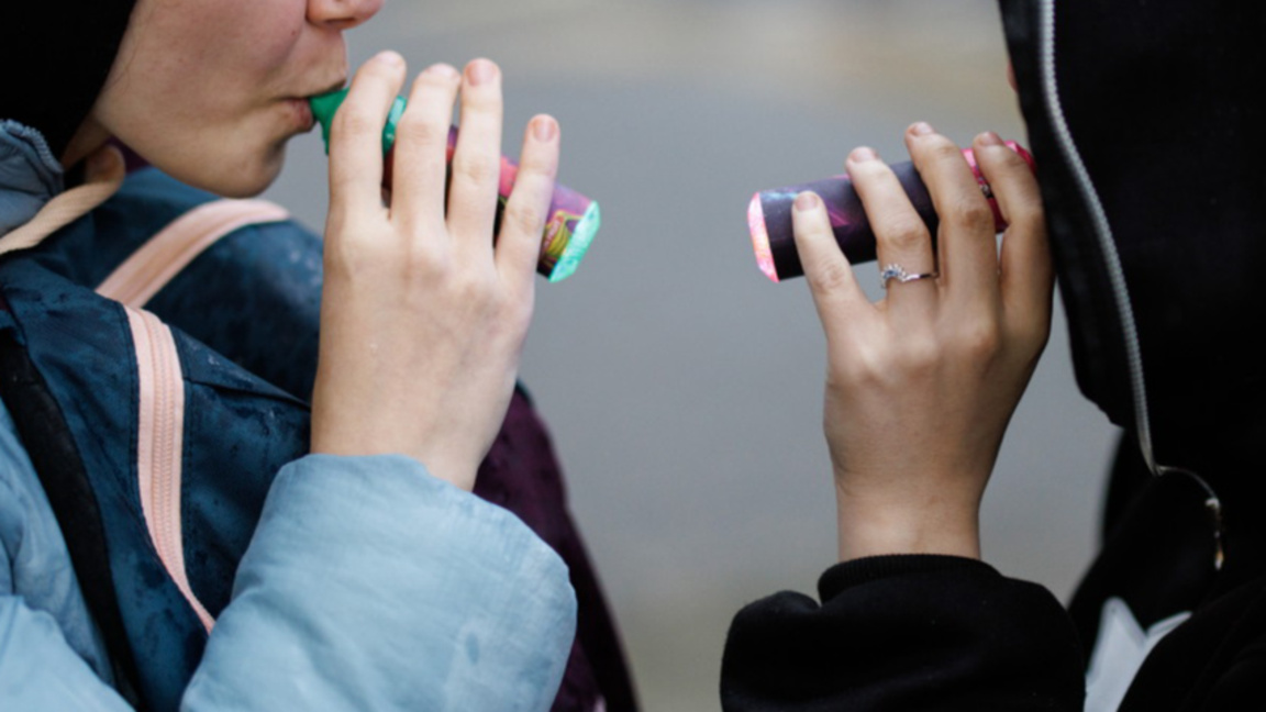 Деца, използващи вейпове