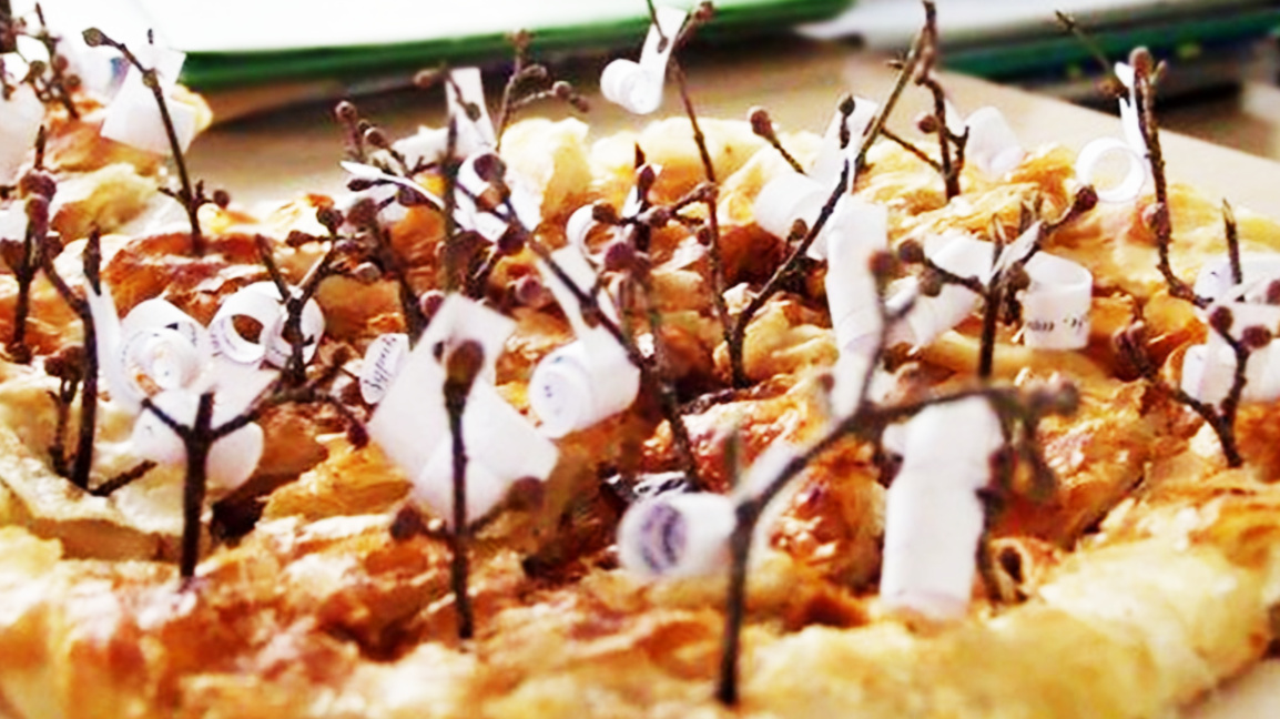 В първия ден от Новата година – млади и стари търсят късмета си в баницата