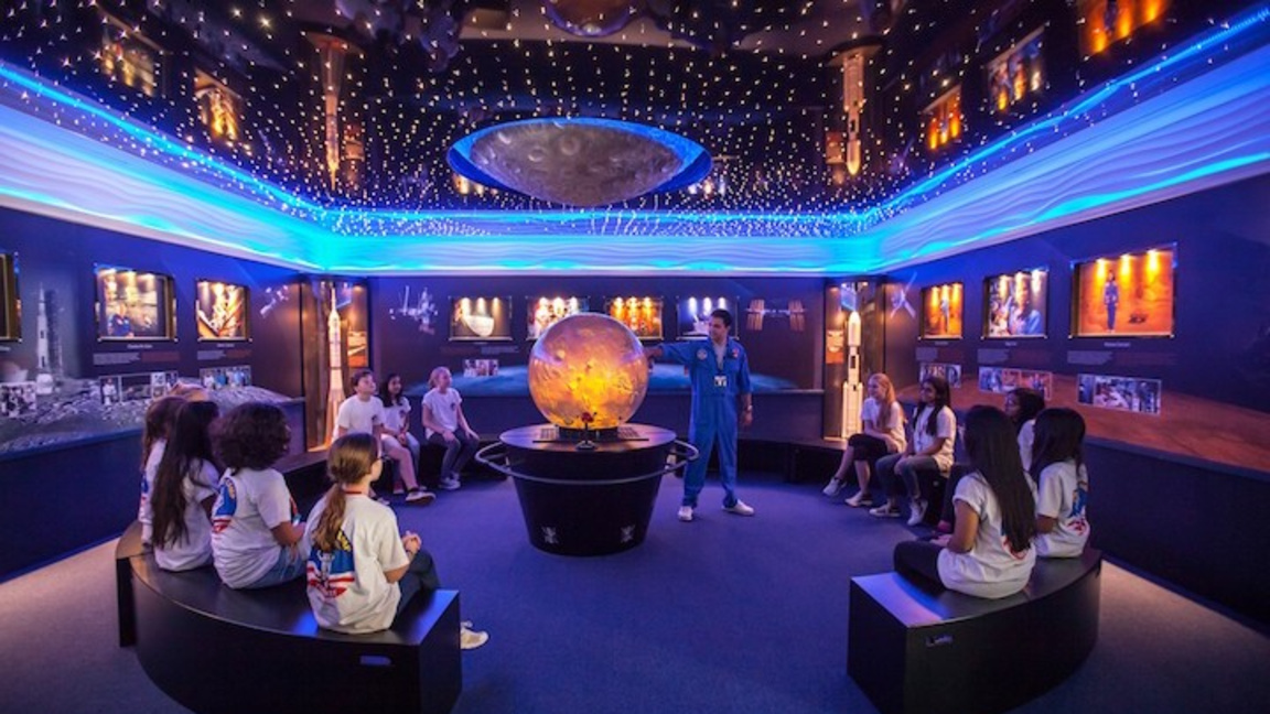 Надпревара за космически лагер в Измир...