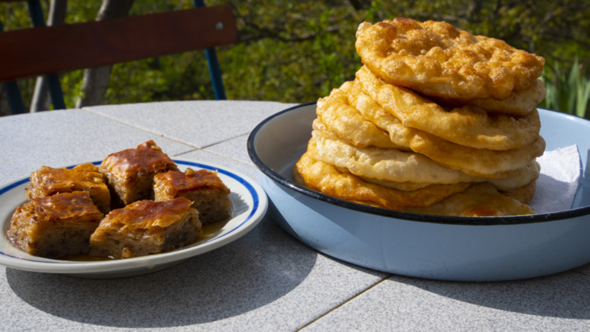 Край Рилския манастир една мекица вече н...