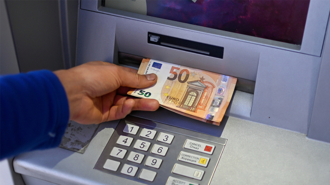 Еврото вече е официална валута в България