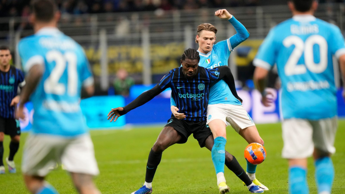 Голмайсторът на Наполи Мактомини (с бели шорти) се бори за топката с Тюрам от Интер.