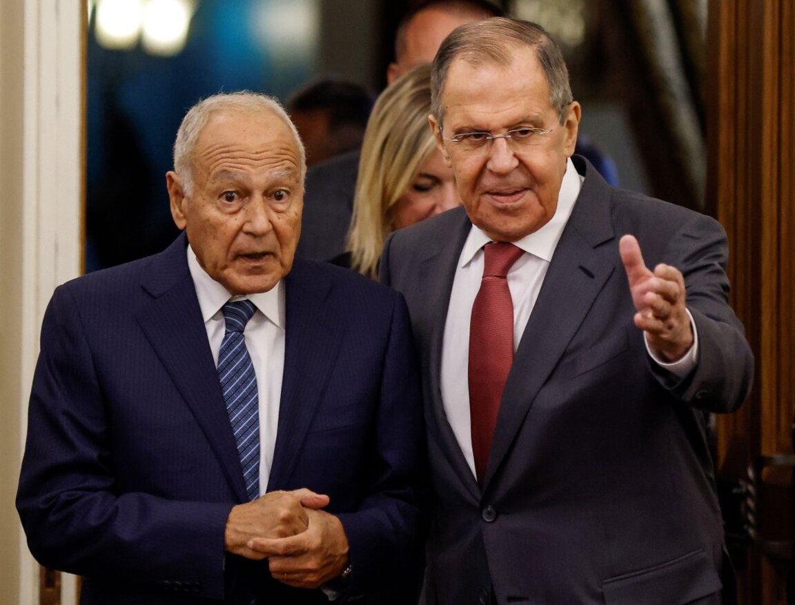 Министърът на външните работи на Русия Сергей Лавров (вдясно) и генералният секретар на Лигата на арабските държави Ахмед Абул Гейт - Москва, 9 октомври 2023